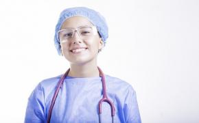 Dottoressa con camice e stetoscopio