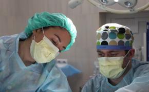 Chirurghi che eseguono intervento