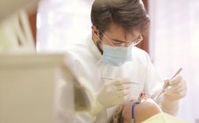 Dentista mentre lavora