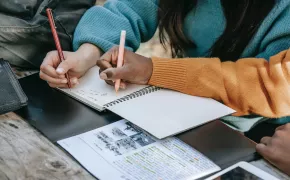 Studenti con quaderni