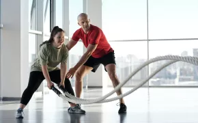 istruttore con ragazza in palestra