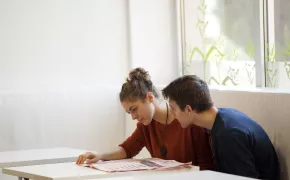 Due ragazzi studiano al tavolo