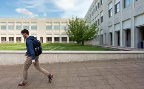 Ragazzo che cammina nel giardino di Ingegneria