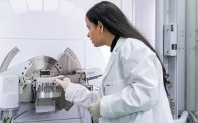 Ricercatrice in laboratorio