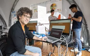 Ragazzo davanti al PC