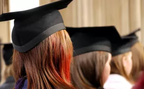 Laureati visti di spalle