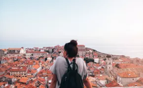 Ragazza osserva la vista di una città