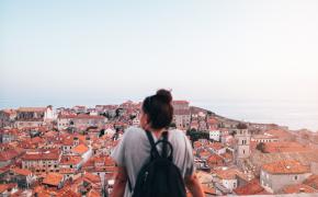 Ragazza osserva la vista di una città