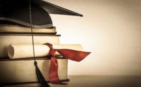 libri, diploma e tocco