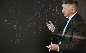 professore alla lavagna (Foto di Vanessa Garcia da Pexels)