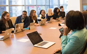 persone in riunione (Foto di C. Morillo da Pexels)