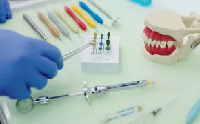 Assortimento strumenti odontoiatrici