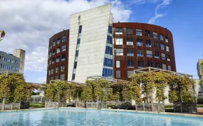 Edificio polifunzionale di medicina e specchio d'acqua