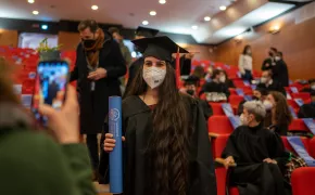 Una dottoressa al PhD Graduation Day con tocco e toga