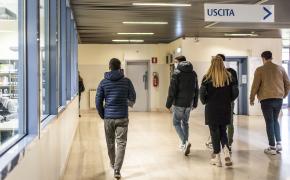 Studenti che camminano per ingegneria