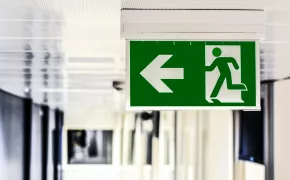 Cartello con scritto immagine uscita