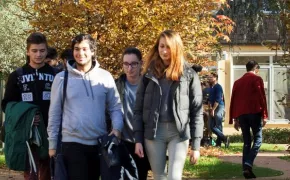 Studenti nei giardini delle residenze del campus nord