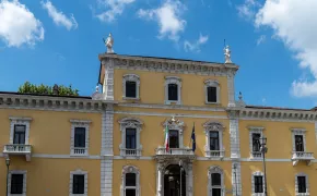 Rettorato con bandiere a mezz'asta