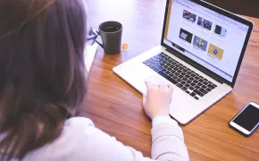 Donna davanti al pc portatile