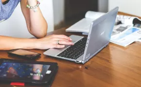Donna davanti a laptop e tablet