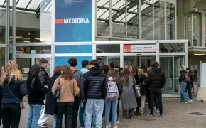 studenti all'ingresso di medicina