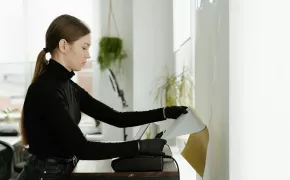 ragazza alla stampante