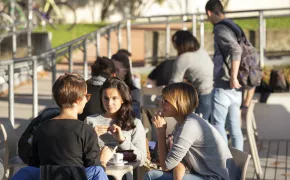 campus studentesse sedute