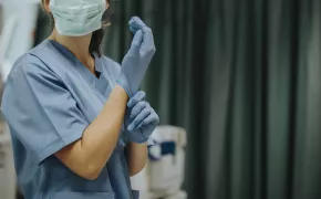 infermiera indossa guanto