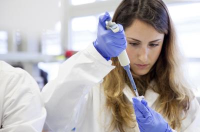 Giovane ricercatrice in laboratorio
