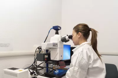 persona al microscopio
