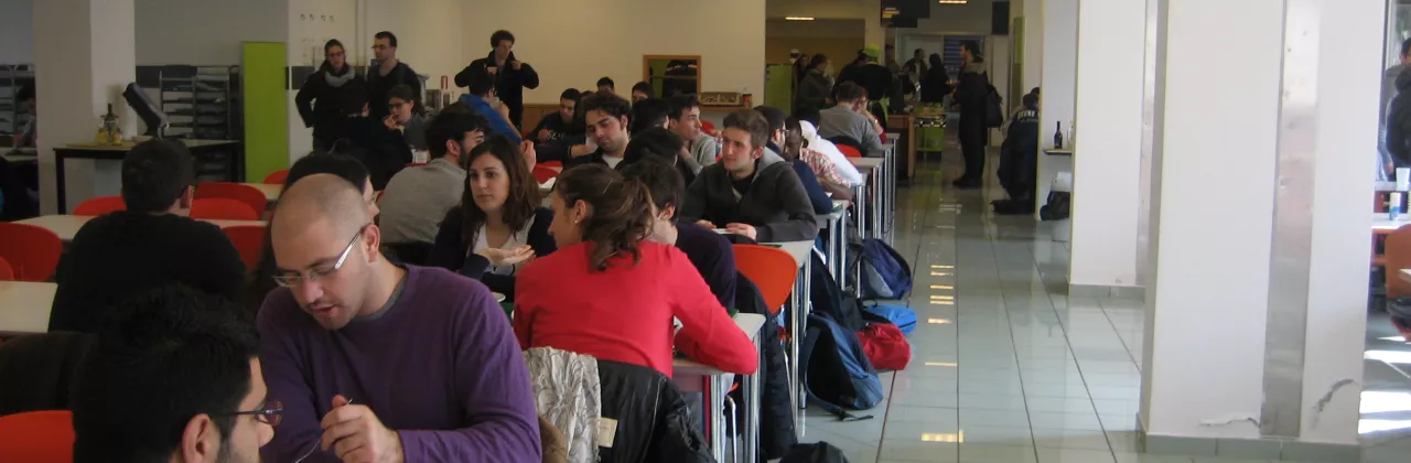 Studenti in mensa