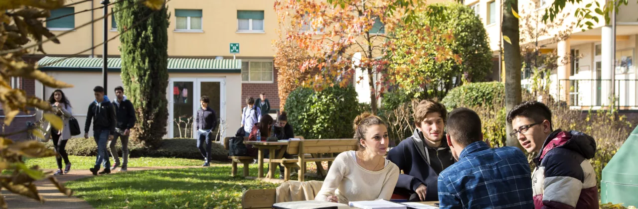 studenti nel giardino del campus