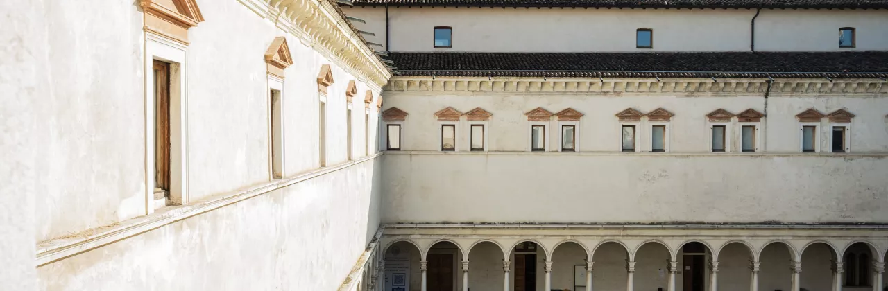 Chiostro di San Faustino e Colle Cidneo con il Castello