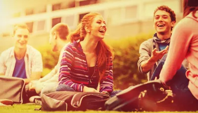 Studenti seduti in un prato