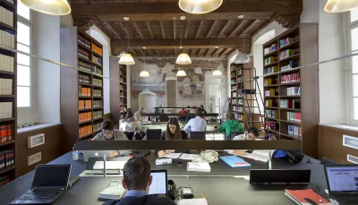 Studenti seduti nella Biblioteca Economia e Giurisprudenza