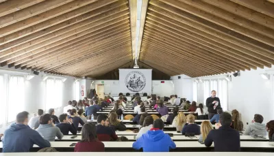 Studenti in aula a Economia