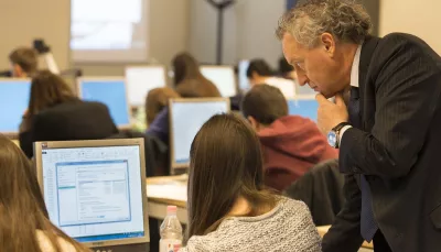 docente e studente al pc