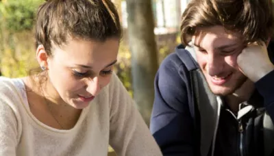 ragazzi che parlano all'aperto