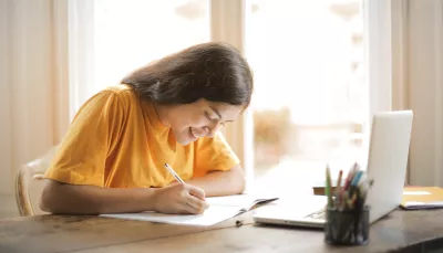 Ragazza con computer