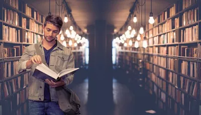 Studente in biblioteca