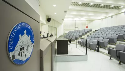Aula vuota di economia con logo Unibs