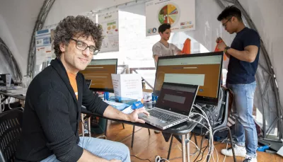 Ragazzo davanti al PC