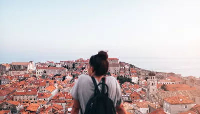 Ragazza osserva la vista di una città