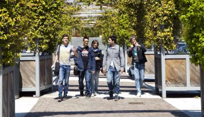 studenti medicina in esterno