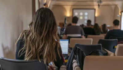 Studentessa in aula magna
