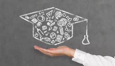 Tocco di laurea disegnato su una lavagna
