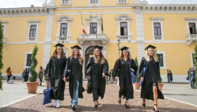 laureati davanti al rettorato