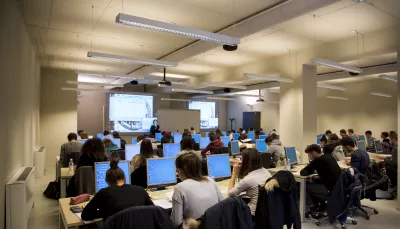 Aula informatica con studenti