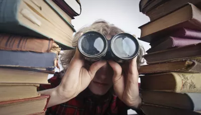ragazzo che guarda con il binocolo