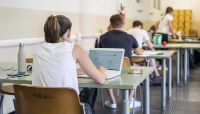 Ragazza in aula che scrive al pc